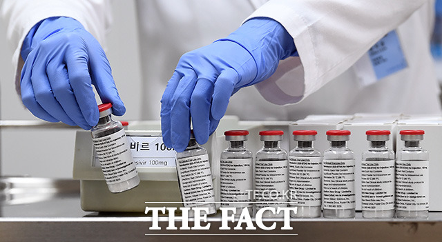 서울·경기·부산 의료기관 관련 추가 확진[더팩트ㅣ이동률 기자] 1일 오후 서울 중구 국립중앙의료원에서 관계자가 코로나19 치료제 중 하나인 렘데시비르를 공개하고 있다.