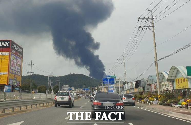10일 경기도 광주시 곤지암읍 수양리에 위치한 합성수지 제품 공장에서 화재가 발생한 가운데 검은 연기가 솟아오르고 있다. /윤정원 기자