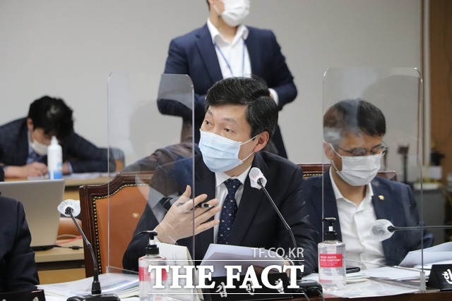 국회 행정안전위원회 소속 더불어민주당 김민철 의원(의정부시 을)이 지난 8일 경찰청사에서 열린 국감에서 김창룡 경찰청장에게 현안 질의를 하는 모습. 김 의원은 이날 김포경찰서의 관할이 경기남부청에서 경기북부청으로 이관돼야 한다고 요구했고, 김 청장으로부터 충분히 동의하며 경기북부경찰청으로 관할이 이관되도록 노력하겠다는 답변을 받아냈다. /김민철 의원실 제공