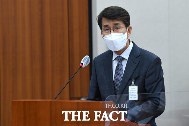 김동욱 현대자동차 전무가 8일 오후 서울 여의도 국회에서 열린 국회 산업통상자원중소벤처기업위원회의 중소벤처기업부·특허청 등에 대한 국정감사에 증인 출석해 더불어민주당 이수진 의원의 질의를 경청하고 있다. /남윤호 기자