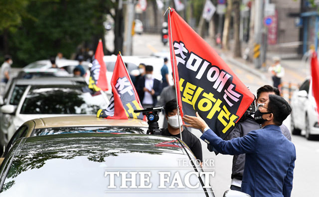 보수단체 새로운 한국을 위한 국민행동이 지난 3일 오후 서울 강동구 굽은다리역에서 드라이브 스루 집회를 진행하고 있다. /임세준 기자