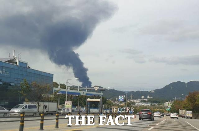 10일 경기도 광주시 곤지암읍 수양리에 위치한 합성수지 제품 공장에서 화재가 발생한 가운데 검은 연기가 솟아오르고 있다. /윤정원 기자