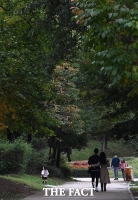 [TF포토] '함께라 더 좋은 가을 산책길'