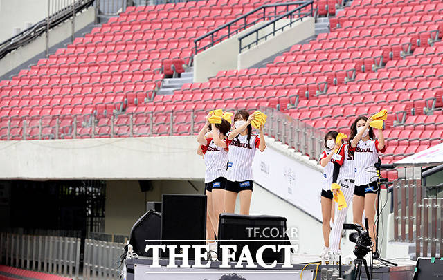 11일 오후 서울 송파구 잠실종합운동장 잠실야구장에서 2020 KBO리그 LG 트윈스와 NC 다이노스의 경기가 열린 가운데 LG 치어리더가 텅 빈 관중석 앞에서 경기를 응원하고 있다. /이선화 기자