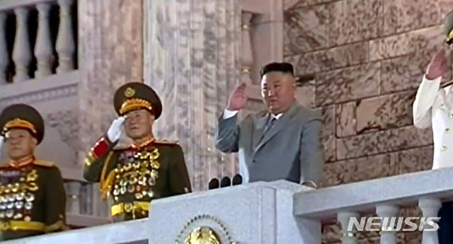 김정은 북한 국무위원장이 노동당 창건 75주년 기념 열병식에서 신형 대륙간탄도미사일(ICBM)을 과시하면서도 화해의 메시지를 던진 데 대해 여야의 반응이 극명하게 갈렸다. /뉴시스(조선중앙TV 캡처)