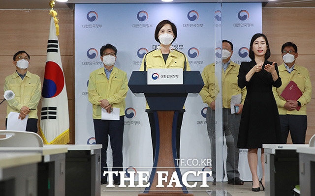 유은혜 사회부총리 겸 교육부 장관이 11일 오후 서울 종로구 정부서울청사에서 추석 연휴 특별 방역기간 이후 학사운영 방안 발표를 하고 있다./임영무 기자