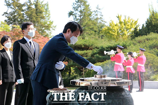 김종철 정의당 신임 대표가 11일 서울 동작구 국립현충원을 찾아 참배하고 있다. /정의당 제공