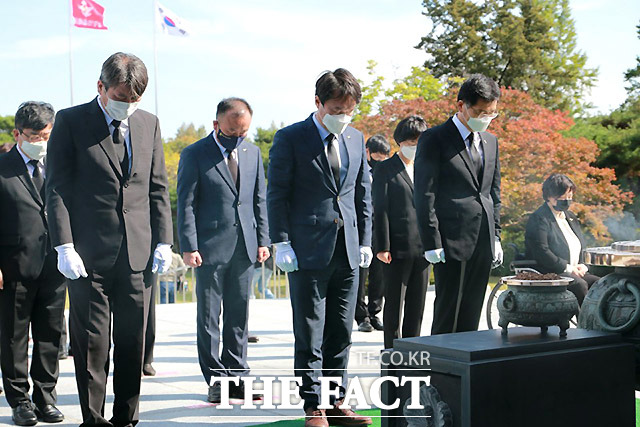 김종철 정의당 신임 대표와 당직자들이 11일 서울 동작구 국립현충원을 찾아 참배하고 있다. /정의당 제공