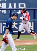 [TF포토] LG 유강남에게 홈런 내 준 NC 김영규