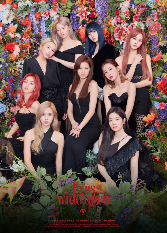 트와이스 멤버들은 형형색색 꽃으로 가득한 정원에서 블랙 드레스를 입고 눈부신 비주얼을 뽐냈다. /JYP 제공