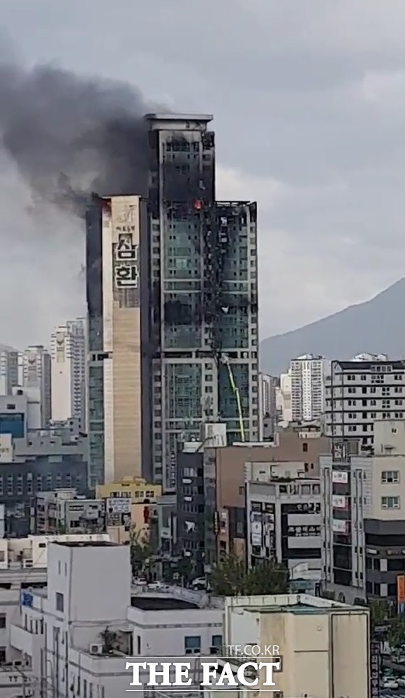 지난 8일 화재가 발생한 울산의 33층 주상복합아파트는 가재도구 파손 시 최대 63억 원을 보상해주는 단체화재보험에 가입돼 있다. /독자 제공