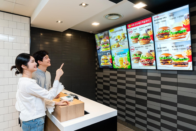 삼성전자가 맥도날드에 스마트 사이니지를 공급하며, 종이 메뉴판 없는 친환경 디지털 매장 구축에 나섰다. /삼성전자 제공