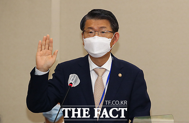 은성수 금융위원장이 12일 오전 국회에서 열린 정무위원회 국정감사에서 선서를 하고 있다. /국회=이새롬 기자