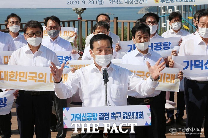 부산시의회가 13일 제291회 임시회 제1차 본회의에서 ‘가덕신공항 건설 촉구 결의문’을 채택하고 청와대, 국무총리실, 국토교통부 등에 전달할 예정이다. 사진은 지난달 28일 가덕도 대항 전망대에서 열린 ‘가덕신공항 결정 촉구 결의대회’에서 신상해 의장이 발언하는 모습. / 부산시의회 제공