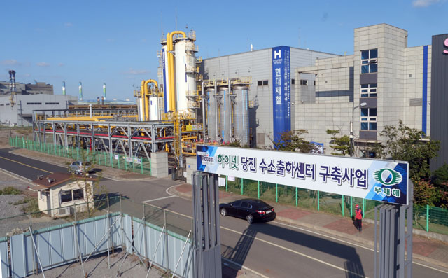 현대제철은 충남 당진제철소 수소공장 인근 하이넷 출하센터 부지에서 현대자동차, 한국가스공사, 수소에너지네트워크(하이넷), 현대글로비스, SPG 등과 수소차용 수소 유통산업 발전을 위한 양해각서(MOU)를 체결했다고 12일 밝혔다. /현대제철 제공