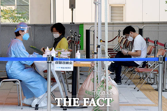 코로나19 성공적 대응으로 체계적인 K-방역은 전 세계의 이목을 더욱 끌게 됐다. 사진은 추석 연휴 다음날인 5일 오후 서울 마포구 마포보건소 선별진료소가 한산한 모습을 보이는 모습. /이선화 기자