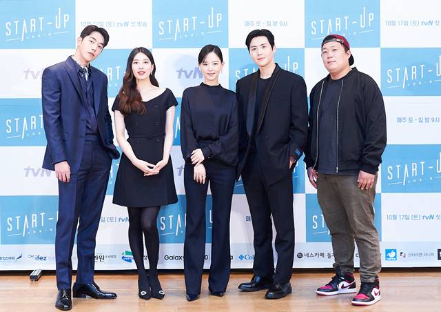 스타트업의 주연인 남주혁, 배수지, 강한나, 김선호와 오충환 PD(왼쪽부터)가 12일 열린 온라인 제작발표회에 참석했다. /tvN 제공