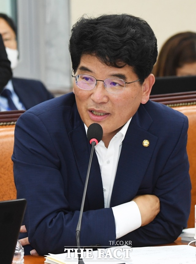 박완주 더불어민주당 의원이 국정감사를 앞두고 공무원연금공단으로부터 제출받은 자료를 분석한 결과 지난해 퇴직한 5년 민만 재직 공무원은 6664명으로 1년 새 994명 증가했다. 박 의원이 지난 7월 29일 국회에서 열린 행정안전위원회 전체회의에서 질의하는 모습. /배정한 기자