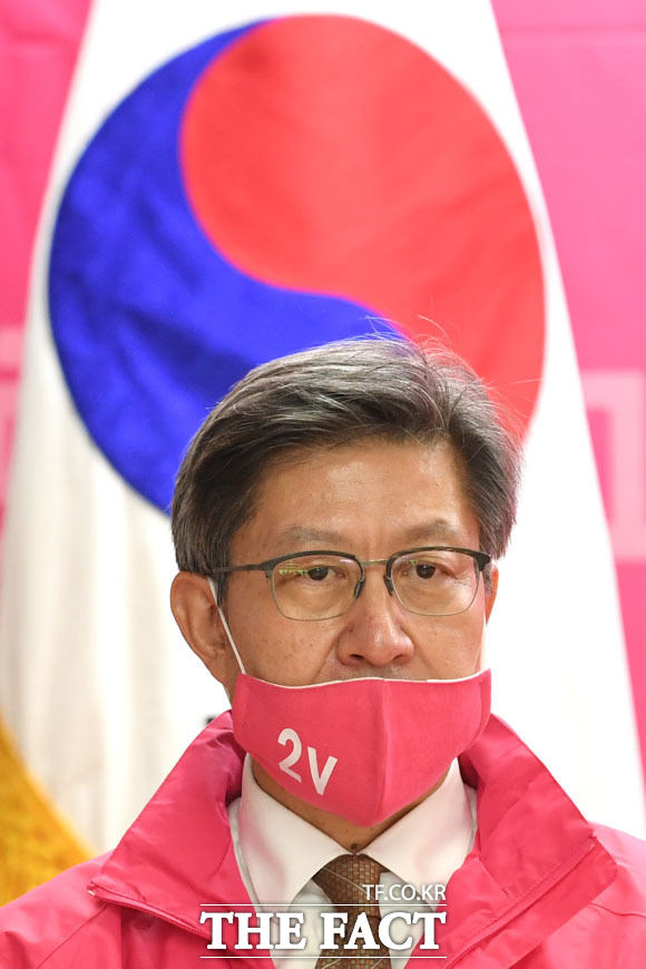 지난 4·15 총선 당시 미래통합당 공동선거대책위원장을 맡은 박형준 전 의원이 인천시당사에서 열린 현장 선거대책위원회의에 참석하고 있다. /더팩트 DB