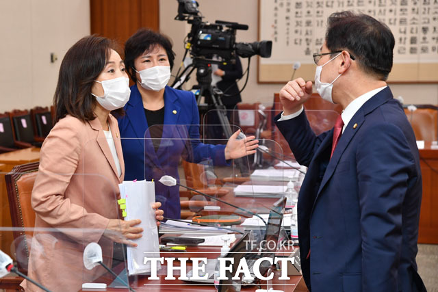 감사 발언 놓고 대화하는 전주혜, 조수진 국민의힘 의원과 박범계 더불어민주당 의원(왼쪽부터).