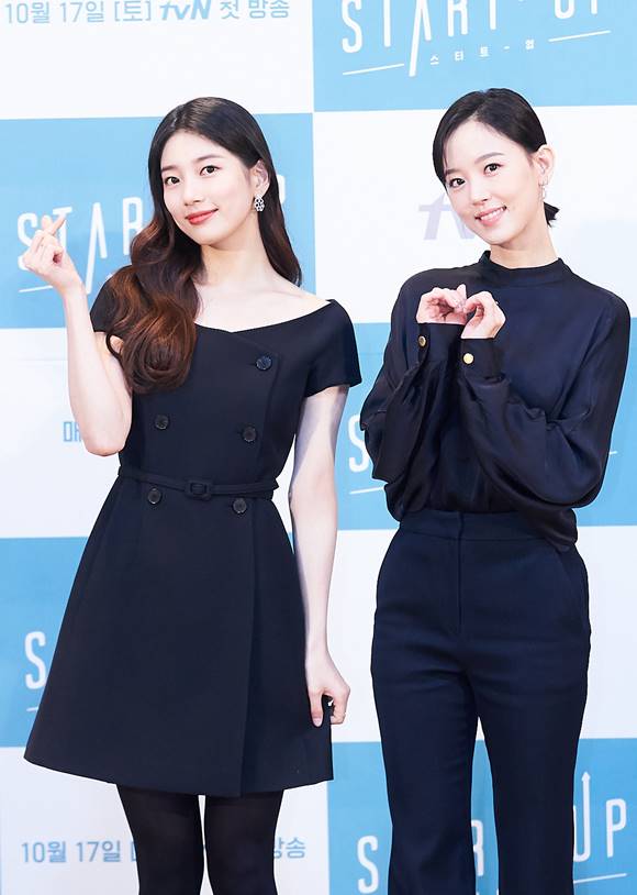 서달미 역을 맡은 배수지(왼쪽)와 원인재 역을 맡은 강한나는 극에서 대립되는 인물로 신경전을 벌일 것을 예고했다. /tvN 제공