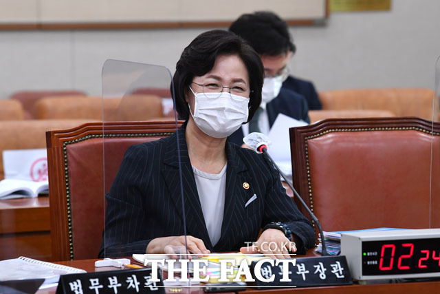 추미애(사진) 법무부 장관은 12일 국회에서 열린 법무부 국정감사에서 검찰 수사·기소권의 완전한 분리를 이루겠다고 밝혔다. /남윤호 기자