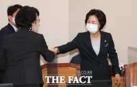 [TF포토] 밝은 표정으로 국감 출석하는 추미애 장관