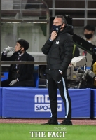 [TF포토] 경기 지켜보는 벤투 감독