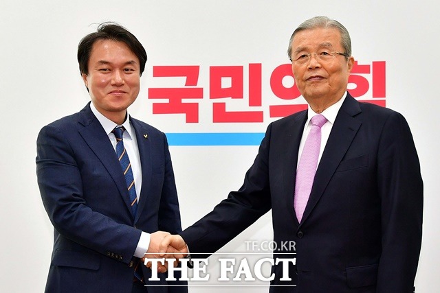 김종철 신임 정의당 대표(왼쪽)가 13일 오전 국회에서 김종인 국민의힘 비상대책위원장을 예방, 악수하고 있다. /사진공동취재단