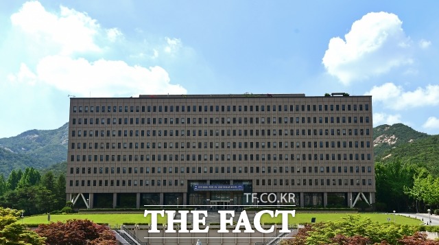 법무부는 13일 가정폭력범죄의 처벌 등에 관한 특례법 일부개정법률 공포안이 국무회의에서 의결됐다고 밝혔다. 개정법률은 내년 1월 21일부터 시행된다. /이동률 기자