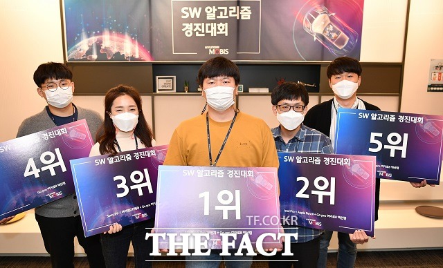 현대모비스는 자기주도적 SW개발 문화 정착을 위해 지난해부터 직원들을 대상으로 SW 알고리즘 경진대회도 개최하고 있다지난 8일, 경기도 용인시에 있는 현대모비스 기술연구소에서 진행된 SW 알고리즘 경진대회 결선에서 우수한 성적을 기록한 직원들의 수상 장면 /현대모비스 제공