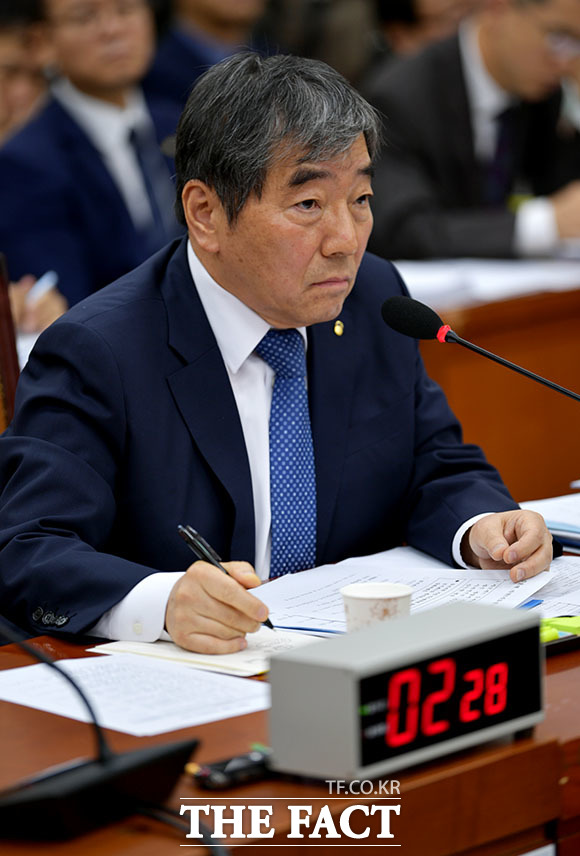 윤석헌 금융감독원장은 13일 국회 정무위원회 국정감사에서 은행의 채용비리와 관련한 피해자들을 구제할 수 있는 방안을 논의하겠다고 밝혔다. /더팩트 DB