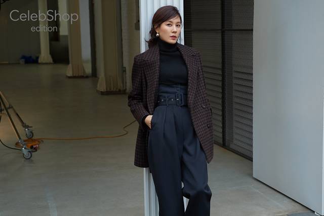 김하늘은 블랙 컬러 바탕의 의상을 입고 시크미를 선보였다. /셀렙샵 에디션 제공