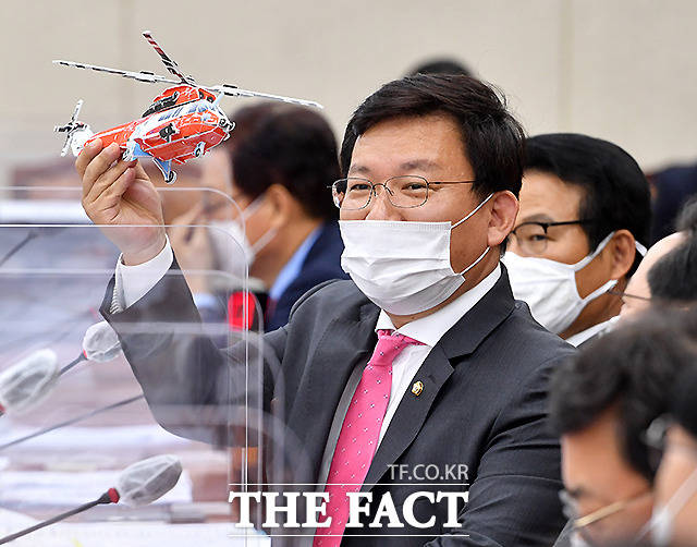 김형동 국민의힘 의원이 소방헬기 모형을 들어 보이며 정문호 소방청장에게 질의하고 있다.