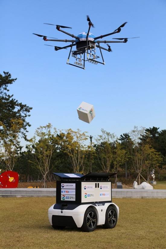 GS칼텍스가 13일 여수 장도 잔디광장에서 드론 및 로봇 배송서비스를 시연하고 있다. /GS칼텍스 제공