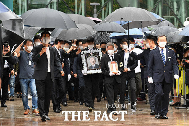 고 박원순 서울시장 영결식이 13일 오전 서울시청에서 열린 가운데 고인의 영정과 위패가 추모공원으로 향하고 있다./남용희 기자