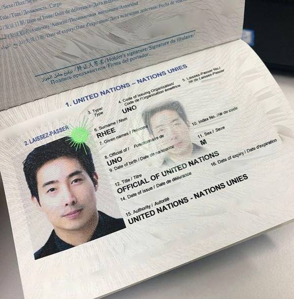 유튜버 김용호가 이근의 UN 경력이 가짜라고 주장하자 이근은 자신의 SNS에 UN 여권을 공개했다. /이근 SNS