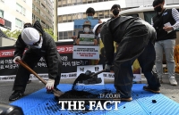 [TF포토] '위험한 환경 속 근무하는 비정규직 노동자'