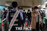 [TF포토] 마스크 착용 의무화 시행