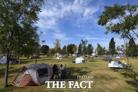 [TF포토] '거리두기 1단계로 하향'…가을 즐기는 시민들