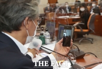 [TF포토] 전재수 의원, 국감중 보험 피해자와 영상 연결