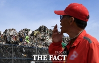 [TF사진관] 평화롭던 마을 뒤덮은 쓰레기 산
