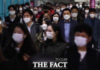 [TF포토] '마스크 착용 의무화 첫째 날' 출근하는 시민들