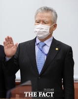 [TF포토] 국감 선서하는 박종환 한국자유총연맹 총재
