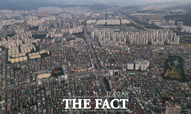 정부는 투기과열지구 지정, 부동산 대출 규제 강화 등 온갖 규제를 동원한 대책을 내세워왔다. 하지만 새 대책이 나올 때마다 풍선효과가 일어나는 등 역설이 반복되고 있다. /더팩트 DB