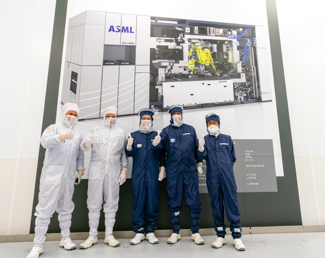ASML 관계자(왼쪽부터), 마틴 반 덴 브링크 ASML CTO, 이재용 삼성전자 부회장, 피터 버닝크 ASML CEO, 김기남 삼성전자 DS부문장 부회장이 기념촬영을 하고 있다. /삼성전자 제공
