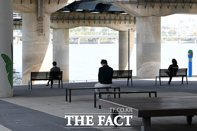 전체 카드론 이용자 260만3541명 중 146만27명(56.1%)은 3개 이상 기관에서 카드론을 이용한 다중 채무자로 집계됐다. /남용희 기자