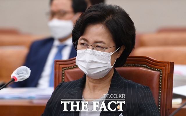 추미애 법무부장관이 12일 국회에서 열린 법제사법위원회의의 법무부 등에 대한 국정감사에서 추 장관의 발언 태도 등과 관련한 야당의원들의 의사진행발언을 듣고 있다. /남윤호 기자