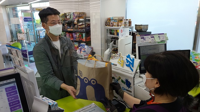 네오플이 제주도 CU 점포 150곳에 친환경 종이봉투 총 225만여 장을 지원한다. /넥슨 제공