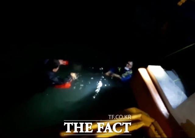 14일 새벽 전북 군산해경이 바닷가로 실족한 50대 낚시꾼을 구조하고 있다. /군산해경 제공